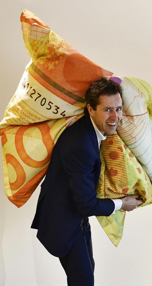 DNB- 3- Bezemer -Beeld - Besemer - geldzak over schouder